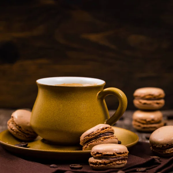 Macaron Cioccolato Fondente Con Chicchi Caffè Focus Selettivo — Foto Stock