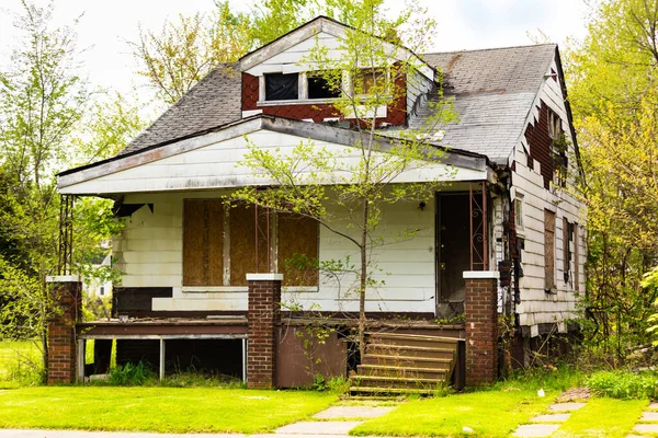 ミシガン州デトロイトの放棄された家 ここは町の悪いところにある捨てられた建物だ ロイヤリティフリーのストック写真