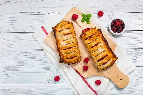 Pasta Sfoglia Frutta Berry Strudel Sfondo Legno Focus Selettivo — Foto Stock