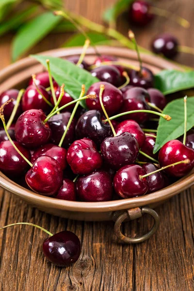 Douces Cerises Rouges Cerises Contexte Concentration Selective Panier Regime Alimentaire Stock Photo
