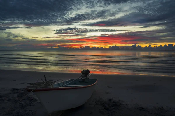 一个美丽的黎明在主题海滩与小船 — 图库照片