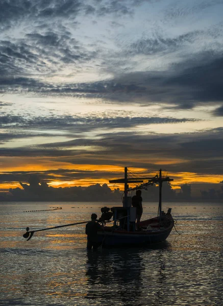 Ein Fischerboot Ist Der Morgendämmerung Einsatzbereit — Stockfoto