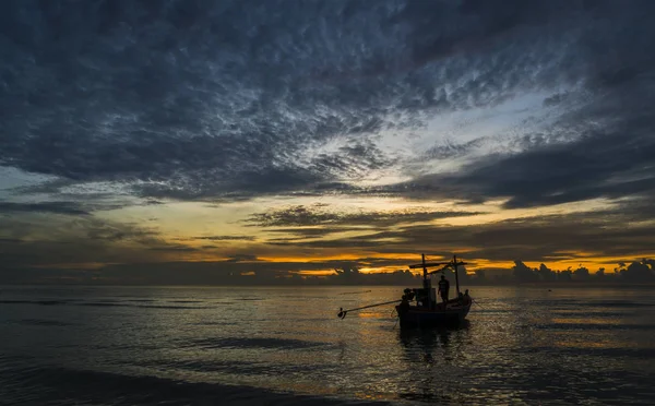 一个美丽的热带黎明与一艘渔船 — 图库照片