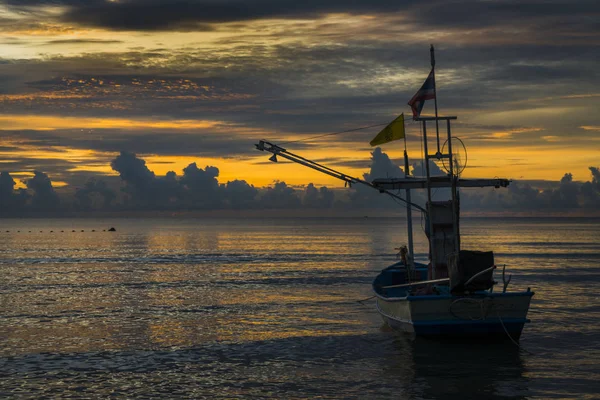 黎明时的渔夫船 — 图库照片