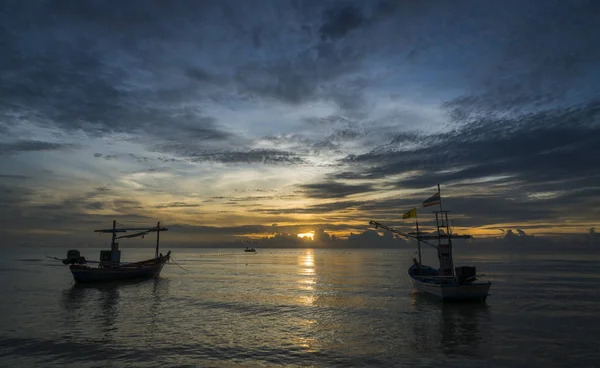 美丽的风景在华欣 曼谷与渔船在黎明 — 图库照片