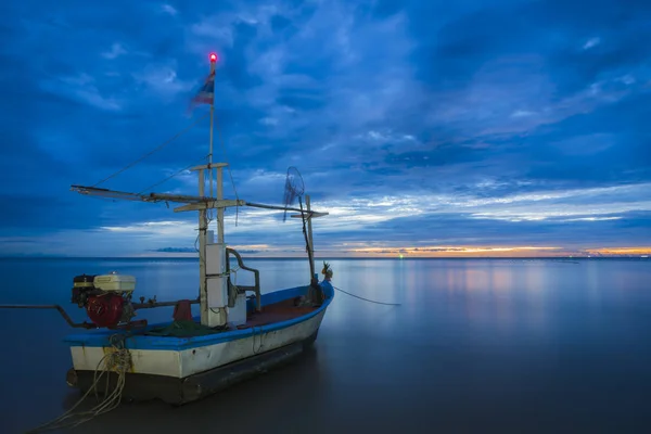 Fischerboot Ruht Der Morgendämmerung Auf Einem Zur Arbeit — Stockfoto