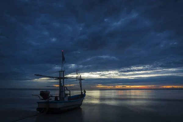 鱼船在黎明休息 — 图库照片