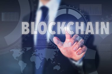 Blockchain kavramı, yüksek teknoloji ekranında iş adam acil düğmesini