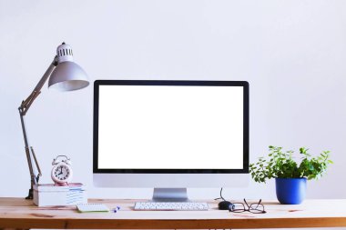 güzel çalışma alanı, bilgisayar ile beyaz boş boş perde, ev ofis iç