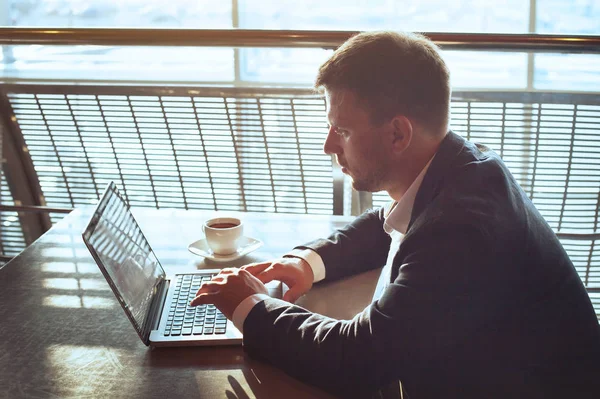 Zakenman Bezig Met Laptop Luchthaven Café Zakenreizen Controleren Van Mails — Stockfoto