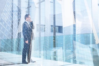 office, iletişim veya başarı kavramı çift pozlama, çağrı cep telefonla konuşurken iş adamı