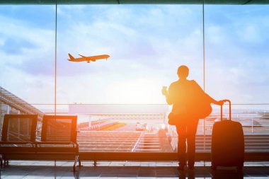 mutlu traveler Havaalanı, kalkış terminal, göç kavramı uçuşta bekliyor