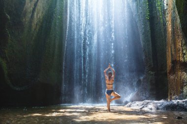 Yoga, meditasyon, şelale, beden ve zihin uyum içinde doğa güzel kadın ile ilgili Yöntemler