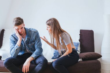 Genç Aile, kızgın kadın eşi ve yorgun kayıtsız adam koca ilişki sorunları