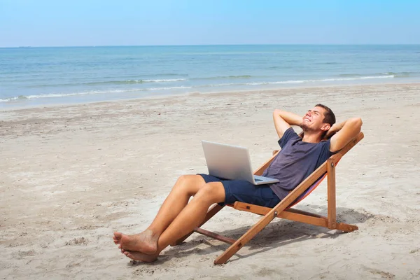 Freelancer Con Laptop Playa Exitoso Hombre Negocios Feliz Relajante Trabajo — Foto de Stock