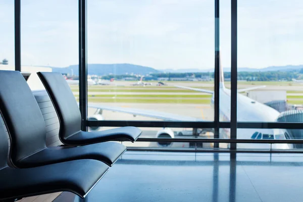 空港の背景 待合室の椅子 インテリア ウィンドウで飛行機 — ストック写真
