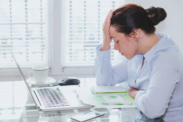 Mujer Negocios Cansada Con Computadora Oficina Estrés Problemas Sentimiento Arrepentimiento —  Fotos de Stock