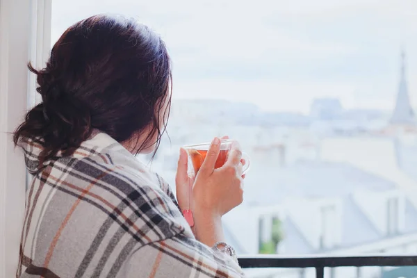 Mujer Bebiendo Caliente Mirando Ventana Acogedor Invierno Casa Caliente Diciembre —  Fotos de Stock