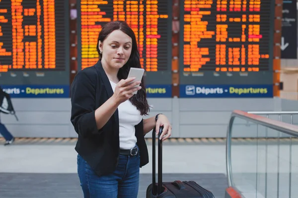 Donna Con Smartphone Aeroporto Internazionale Orario Controllo Del Fligh — Foto Stock