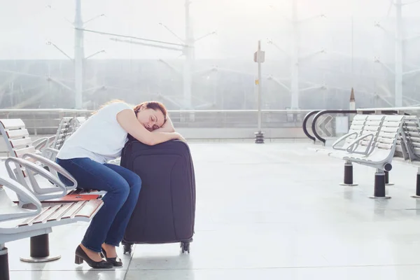 Vrouw Slapen Luchthaven Transit Personenvervoer — Stockfoto