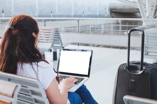 Mujer Que Utiliza Ordenador Portátil Aeropuerto Banca Línea Web Check —  Fotos de Stock