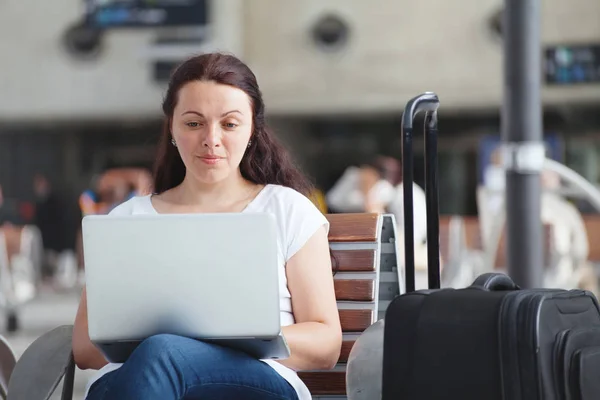 インターネット接続 電子メールをチェックする旅行者を使用して空港でラップトップを持つ女性 — ストック写真