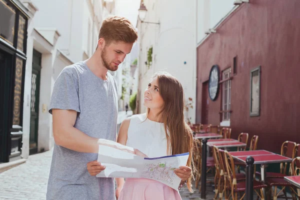 Couple Tourists Looking Map Street — Stock Photo, Image