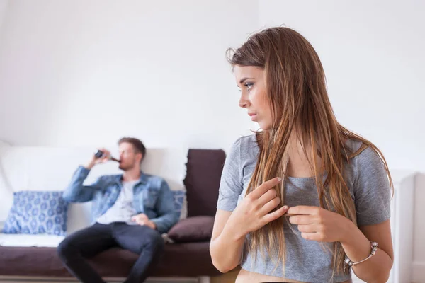 Alcoholism Familie Triest Wanhopige Vrouw Dronken Man Achtergrond Alcoholmisbruik Thuis — Stockfoto