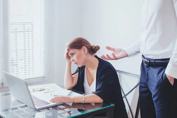 Estresse Trabalho Pressão Emocional Chefe Irritado Empregada Mulher Infeliz Cansada — Fotografia de Stock