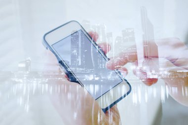 akıllı telefon, mobil uygulamanın modern teknoloji ile el çift pozlama