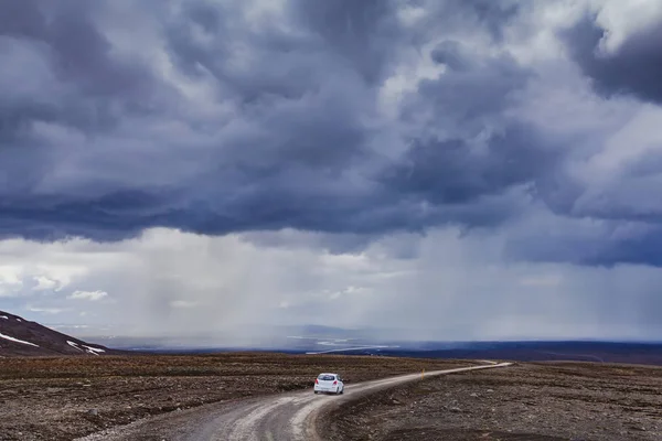 Драматичні Краєвид Ісландії Автомобіль Віддаленому Дороги Пустелі Moody Небо — стокове фото