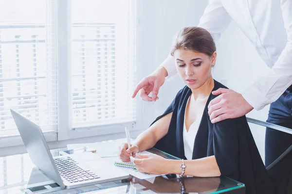 Seksuele Intimidatie Het Werk Kantoor Vrouw Haar Wellustig Baas — Stockfoto