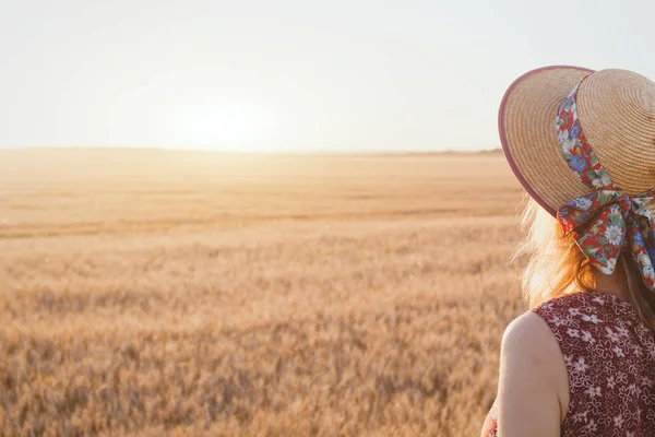 Donna Che Gode Tramonto Estivo Bellissimo Sfondo Con Posto Testo — Foto Stock