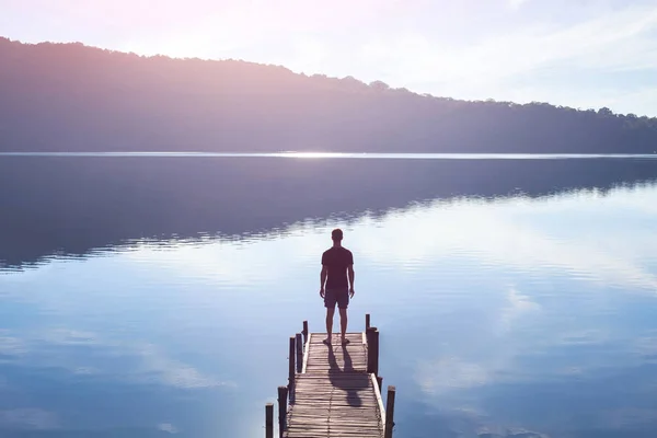 Rêveur Silhouette Homme Debout Sur Jetée Bois Lac Coucher Soleil — Photo