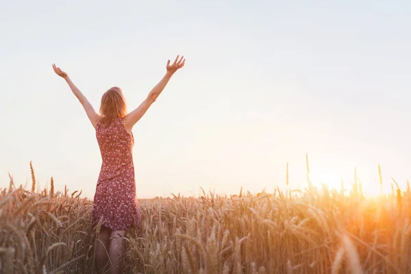 Ademhaling Vrouw Met Opgeheven Handen Genieten Van Zonsondergang Het Gebied — Stockfoto