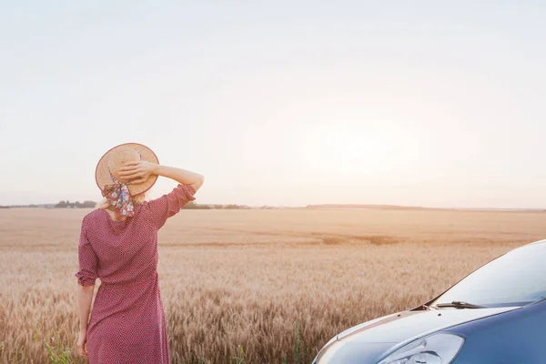 Podróż Samochodem Lata Roadtrip Kobieta Ciesząc Się Zachód Słońca Polach — Zdjęcie stockowe