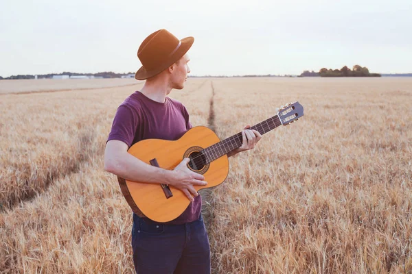 Young Man Playing Guitar Field Sunset Romantic Love Song — Stock Photo, Image