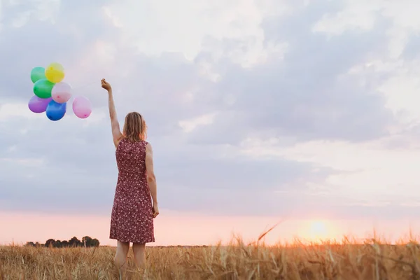 Hoppas Koncept Känslor Och Känslor Kvinna Med Färgglada Ballonger Fältet — Stockfoto