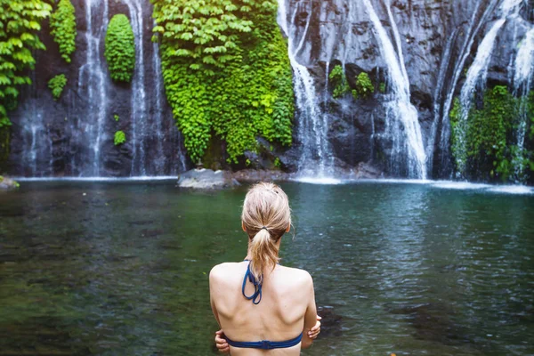 Schöner Wasserfall Bali Rückseite Der Frau Badeanzug Exotischer Dschungel Indonesiens — Stockfoto