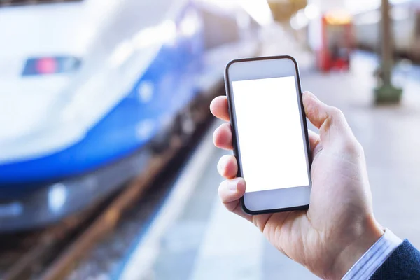Smartphone Boş Boş Ekran Ile Tren Istasyonunda Tutan — Stok fotoğraf