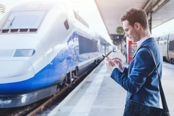 Man Använder Mobil Applikation Sin Smartphone Vid Tågstation Affärsresor — Stockfoto