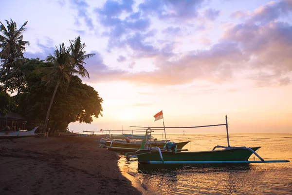 Hermosa Playa Bali Atardecer Paisaje Exótico Con Barcos Palmeras —  Fotos de Stock