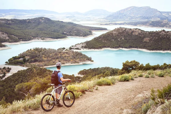 Cyclist Mountain Bike Enjoying Beautiful Panoramic View Outdoors Extreme Adventure — Stock Photo, Image