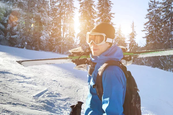 年轻快乐微笑的滑雪者的画像在护目镜 活跃的寒假 — 图库照片