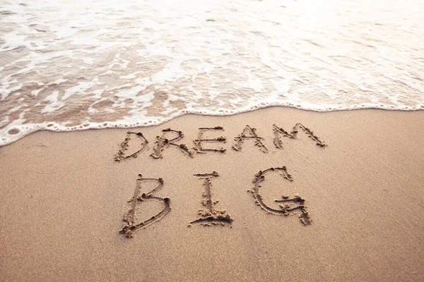 Dream Big Παρακινητικές Σημάδι Πάνω Στην Άμμο Της Παραλίας — Φωτογραφία Αρχείου