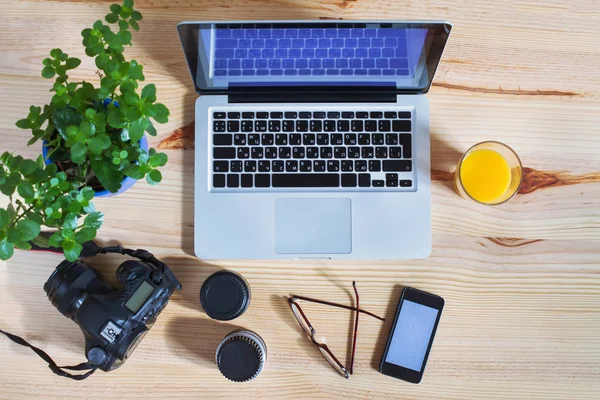 Fotograf Arbeitsplatz Ausrüstung Schreibtisch Von Oben Mit Laptop Kamera Objektiven — Stockfoto
