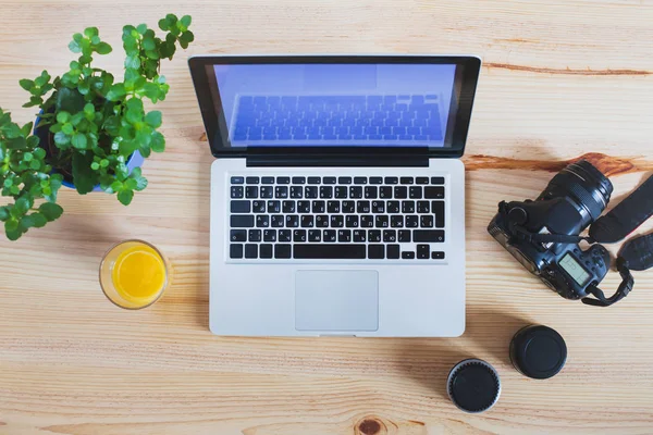 Werkplek Van Fotograaf Bovenaanzicht Van Vistuig Camera Met Lenzen Laptopcomputer — Stockfoto