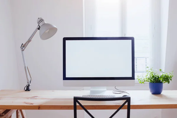 Arbeitsplatz Modernen Schönen Büro Computer Mit Weißem Leeren Bildschirm Skandinavisches — Stockfoto