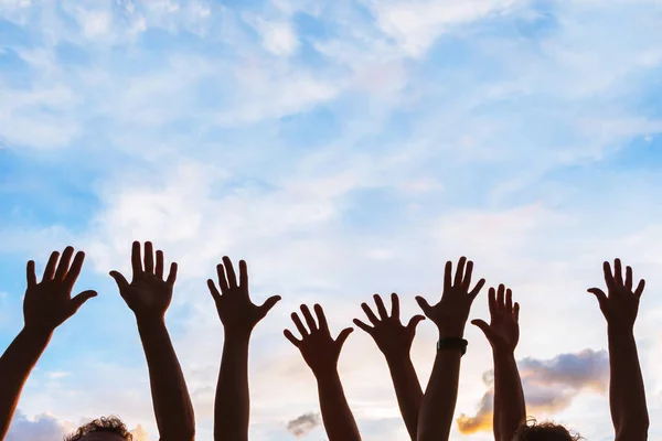 Communautairinitiatief Vrijwilligerswerk Concept Handen Van Groep Mensen Hemel Silhouet — Stockfoto