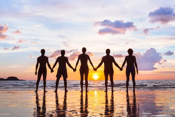 Conceito Comunidade Grupo Silhuetas Pessoas Juntos Mãos Dadas Equipe Praia — Fotografia de Stock